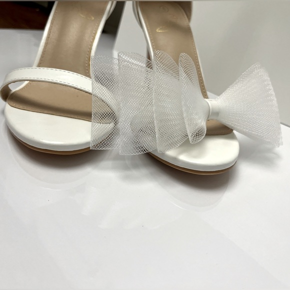 NWT ⚜️🤍⚜️ gorgeous white heels with detachable bows bridal - Picture 9 of 11
